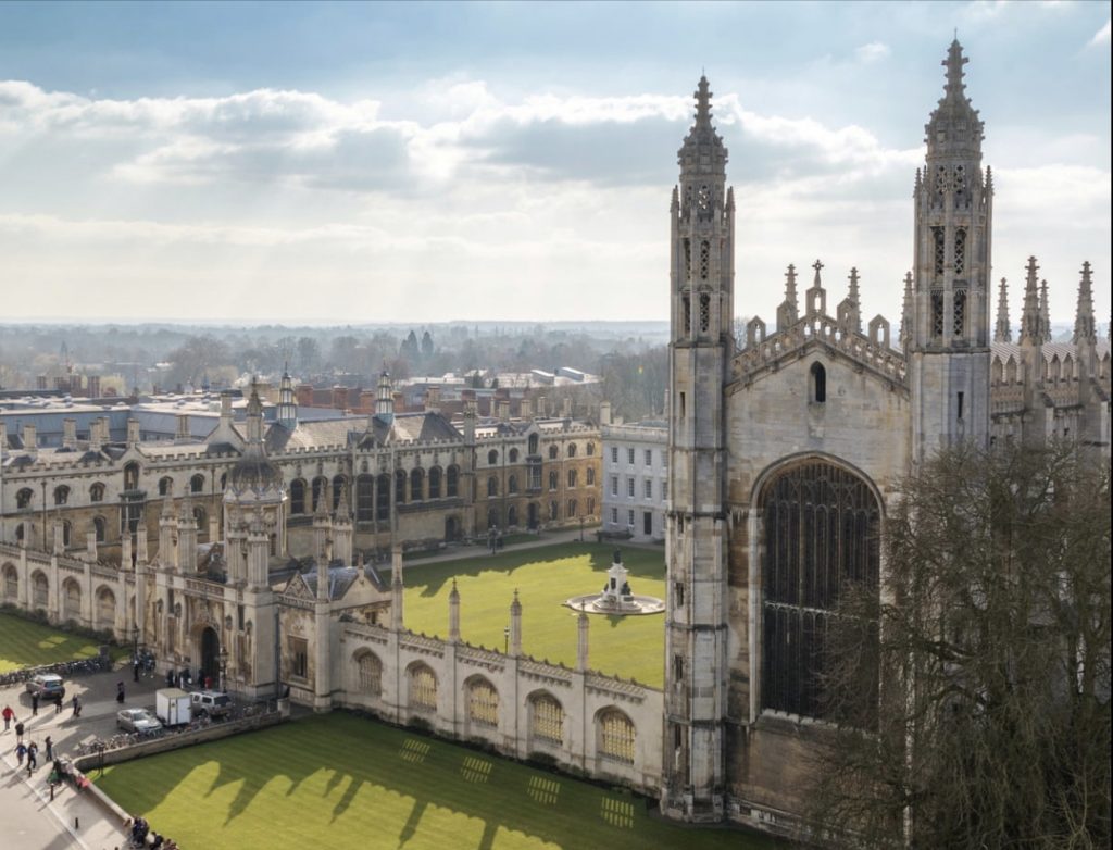 Cambridge Üniversitesi online eğitime geçeceği sinyallerini verdi