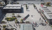 AVM’ler kapılarını açtı: Metrelerce kuyruk oluştu!