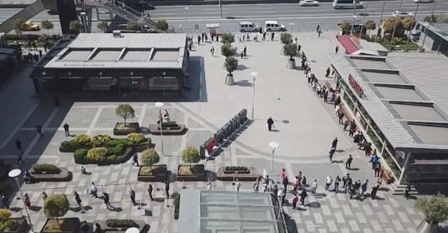 AVM’ler kapılarını açtı: Metrelerce kuyruk oluştu!