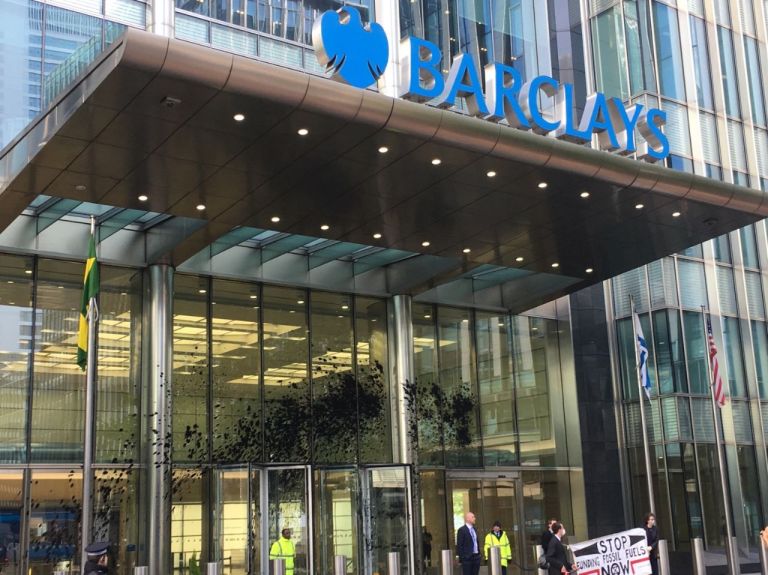 Londra’daki Yokoluş İsyancıları Barclays binasını ‘sahte petrol’e buladı!