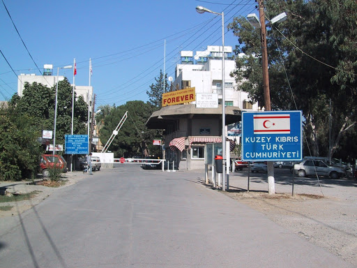 Polisin uyarısına rağmen sınırı geçti