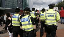 Londra’da gözaltına alınan siyah vatandaşın boynuna diziyle bastıran polis görevden uzaklaştırıldı