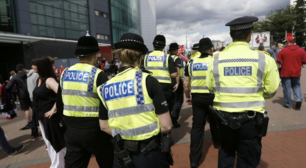Londra’da gözaltına alınan siyah vatandaşın boynuna diziyle bastıran polis görevden uzaklaştırıldı