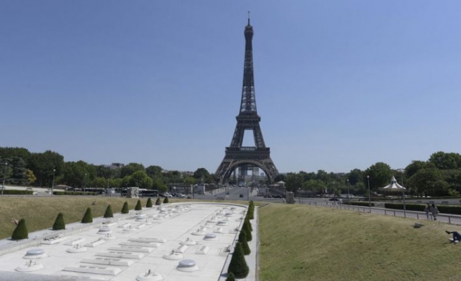 Paris’te saldırı ihbarı: Eyfel Kulesi boşaltıldı!