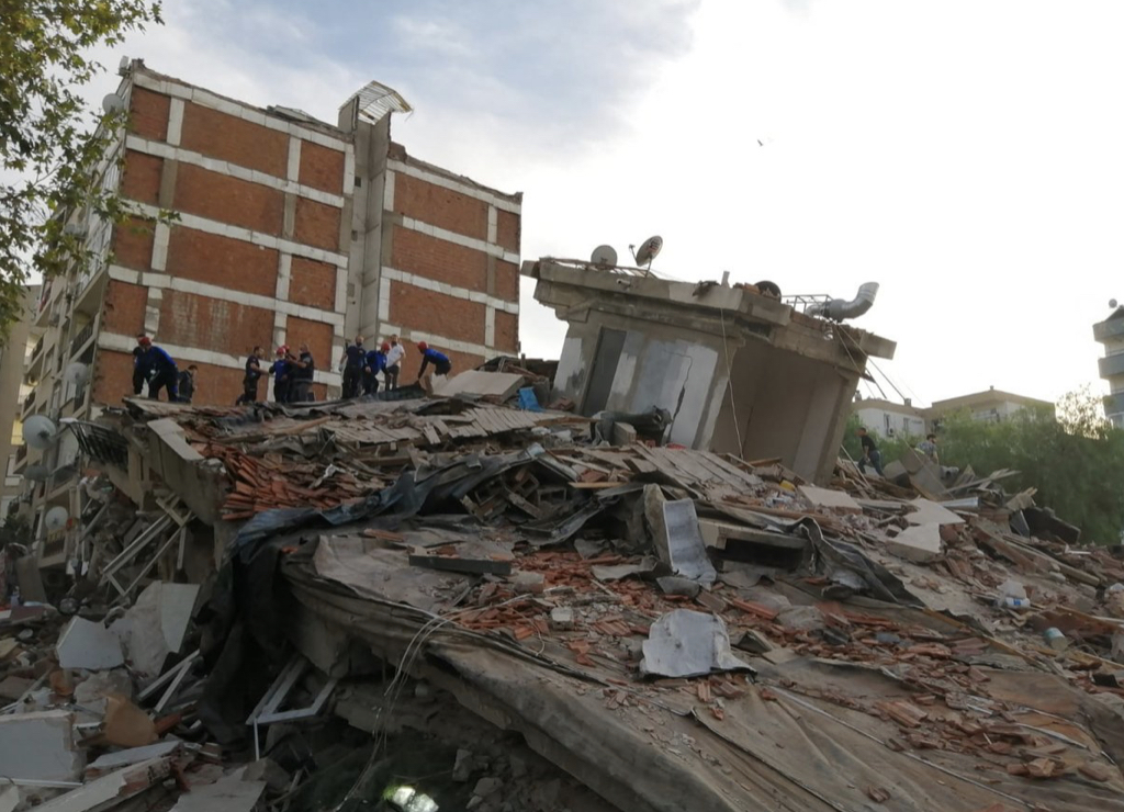 İzmir’deki depremde can kaybı 12’ye, yaralı sayısı 419’a yükseldi