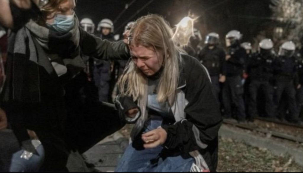 Polonya’da kürtaj yasağı kararı protesto edildi: Biber gazı ve fiziksel güç kullanan polis 15 kişiyi gözaltına aldı