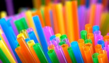 İngiltere’de Bugünden İtibaren Karıştıcı, Plastik Pipet ve Kulak Temizleme Çubuklarının Satışı Yasak