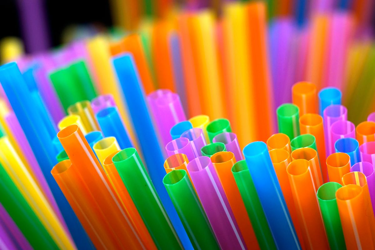 İngiltere’de Bugünden İtibaren Karıştıcı, Plastik Pipet ve Kulak Temizleme Çubuklarının Satışı Yasak