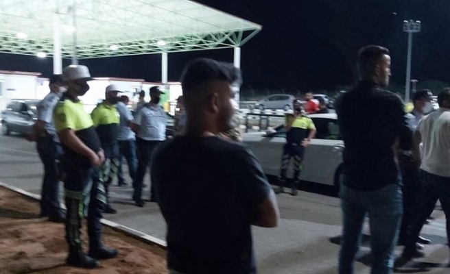 son_dakika_rumlar_derinya_sinir_kapisinda_kktcye_girmek_icin_kapilari_yiktilar_h97546_82fc7