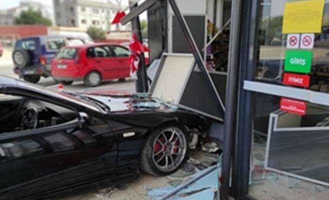 direksiyon_hakimiyetini_kaybetti_markete_daldi_h99903_1b2f1