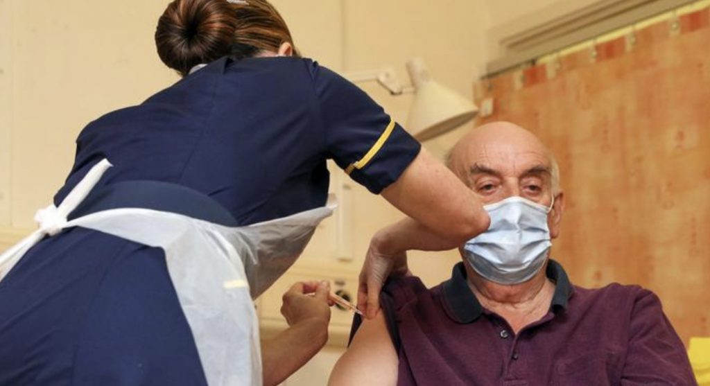 İngiltere AstraZeneca aşısını da kullanmaya başladı
