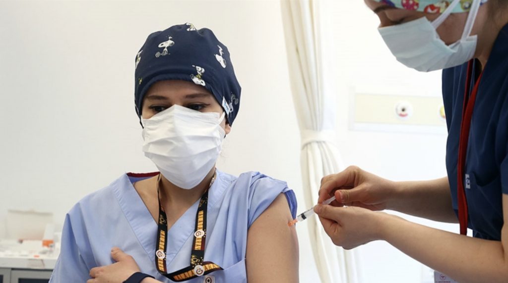 Türkiye’de Covid-19 aşısı yaptıranların sayısı 950 bini geçti
