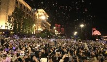 Wuhan’da yılbaşı: Binlerce insan sokakları doldurdu