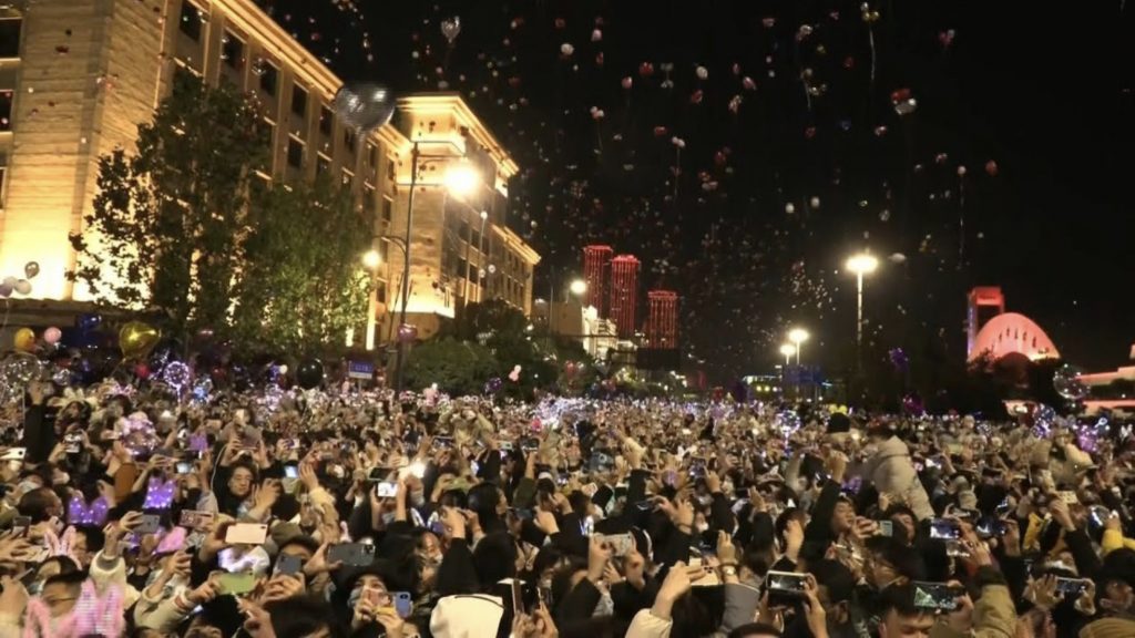 Wuhan’da yılbaşı: Binlerce insan sokakları doldurdu