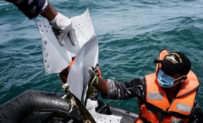 endonezyada_dusen_yolcu_ucagi_enkazini_arama_calismalari_suruyor_h103657_df813