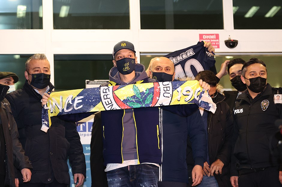 Sarı lacivertli takımla anlaşan Mesut Özil İstanbul’da