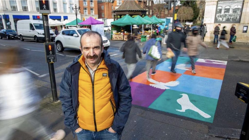 Kuzey Londra’daki yaya geçidinde Alevilik inancının sembolleri sergileniyor