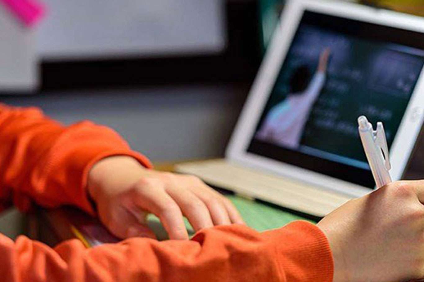 Uzaktan eğitime tablet desteği