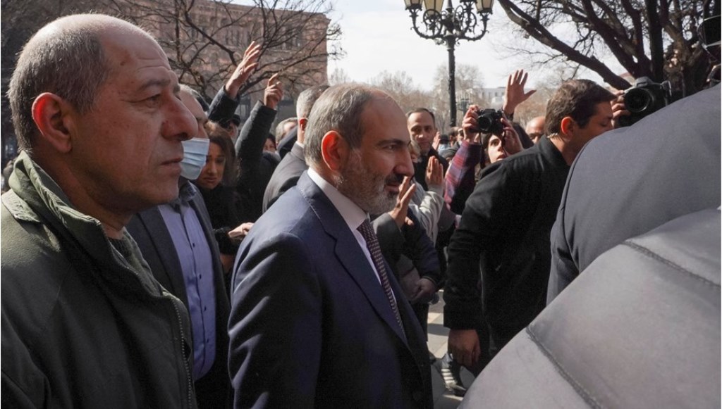 Ermenistan’da kaos! Ermenistan Silahlı Kuvvetleri, Paşinyan’ın istifasını istedi