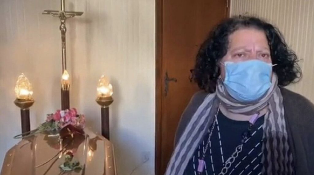 İtalya: Mezarlıklar doldu, annesinin tabutunu evde saklıyor