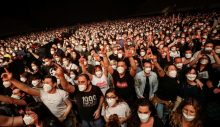 İspanya’da Covid-19 salgını döneminde sosyal mesafesiz ilk konser yapıldı