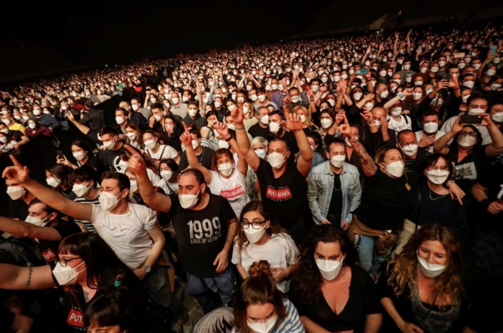 İspanya’da Covid-19 salgını döneminde sosyal mesafesiz ilk konser yapıldı