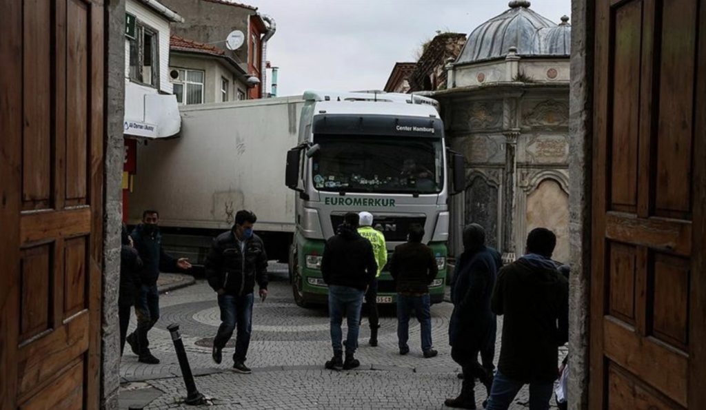 Navigasyonu takip eden yabancı plakalı TIR Üsküdar’da bir sokakta sıkışıp kaldı