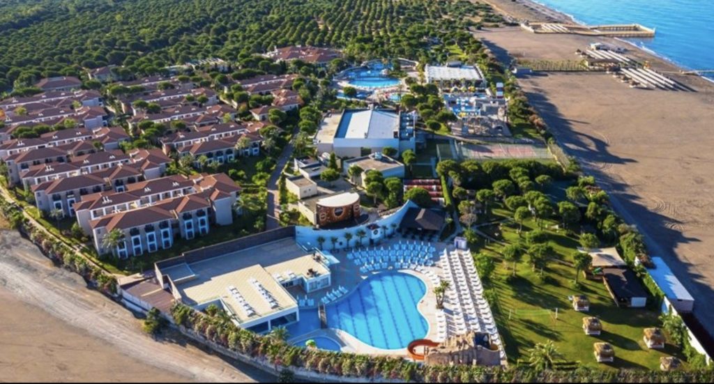 Birleşik Krallık’ta son bir haftadır yurt dışı tatillerinin riskli olduğuna ilişkin açıklamalar geliyor.