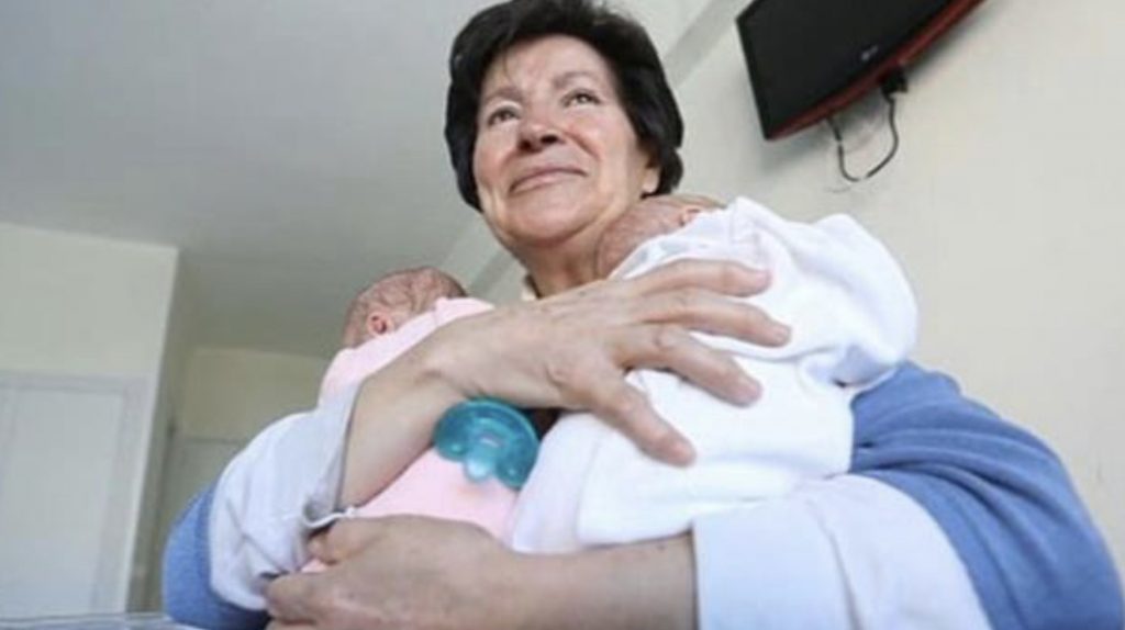 65 yaşında ikiz bebek doğuran kadının çocuklarını elinden aldılar