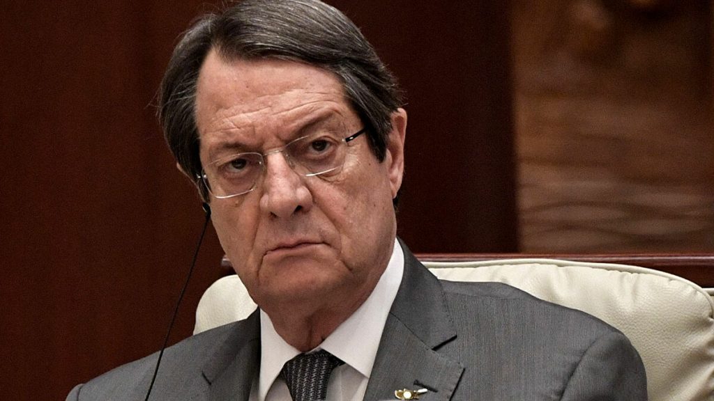 Anastasiadis suçlamalara devam ediyor