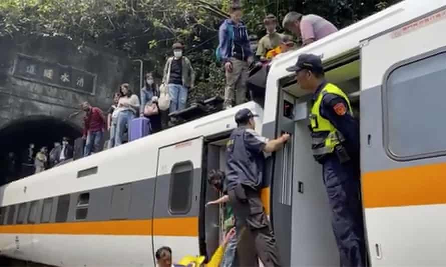 Tren raydan çıktı: 36 ölü, 60 yaralı