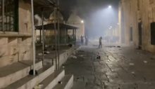 Mescid-i Aksa’ya giren İsrail polisi, namaz kılan cemaate ses bombalarıyla saldırdı