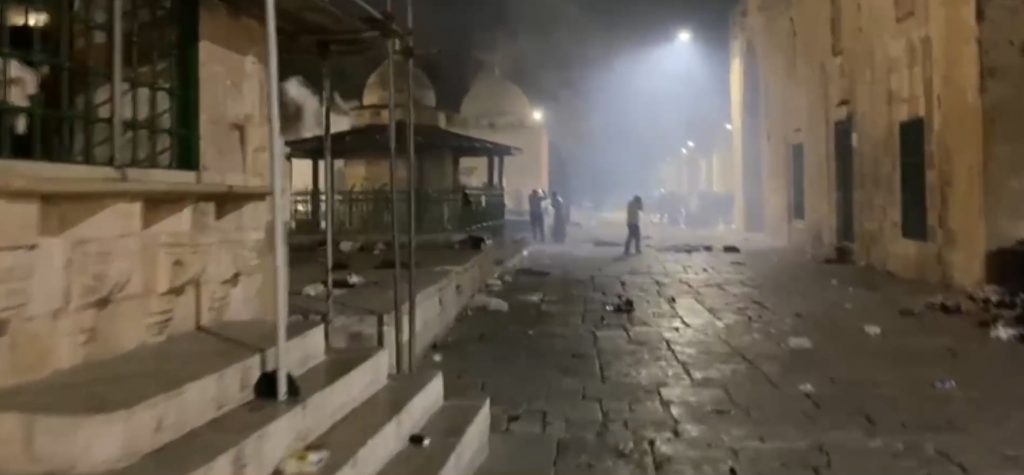 Mescid-i Aksa’ya giren İsrail polisi, namaz kılan cemaate ses bombalarıyla saldırdı
