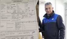 Urla’da zabıta memuru kendi motosikletini yaya kaldırımına koyunca kendisine cezai işlem uyguladı!