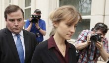 Seks tarikatına üye sağlayan oyuncu Allison Mack’e hapis