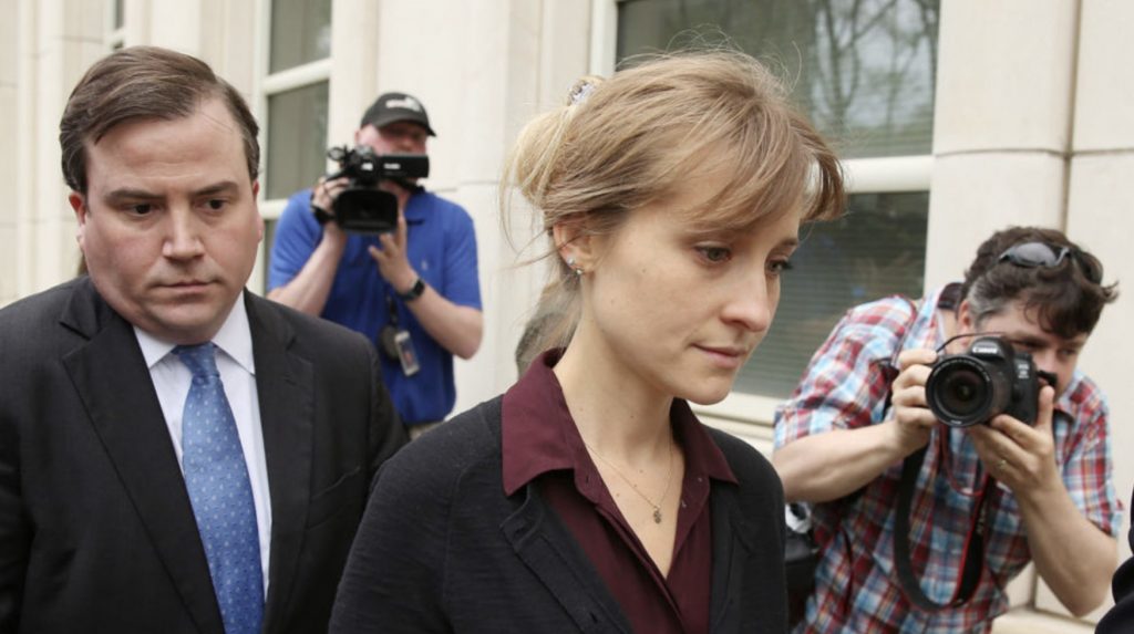 Seks tarikatına üye sağlayan oyuncu Allison Mack’e hapis