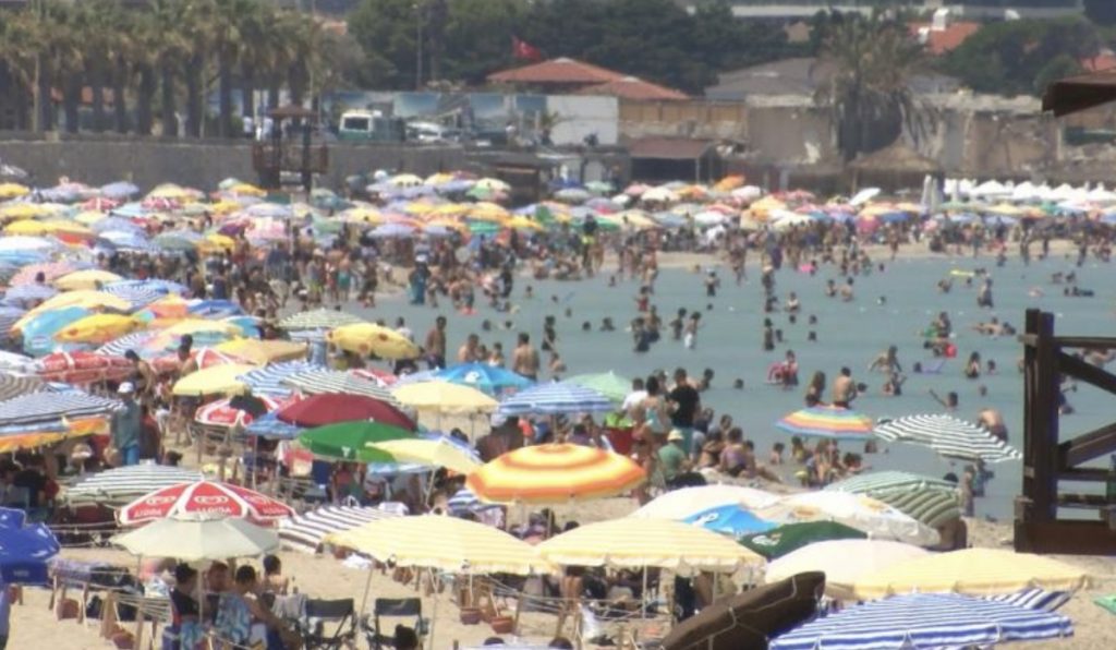 Çeşme’de bayram yoğunluğu. Nüfus 46 binden 1 milyona çıktı