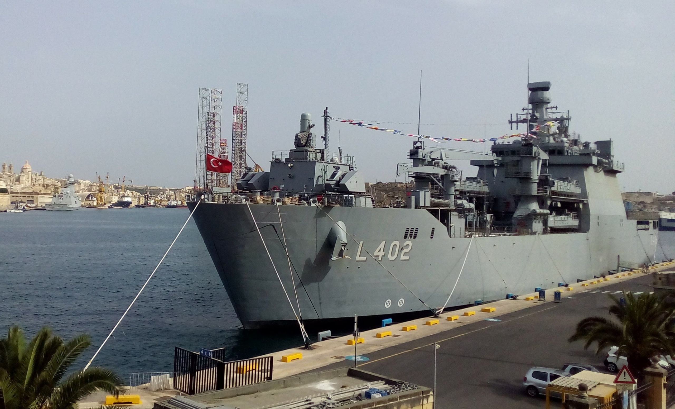 TCG_Bayraktar_(L-403)_in_Valletta_harbor