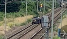 Polisten kaçan ‘çalıntı araba’ Cheshunt tren istasyonunda, tren raylarında terk edildi…