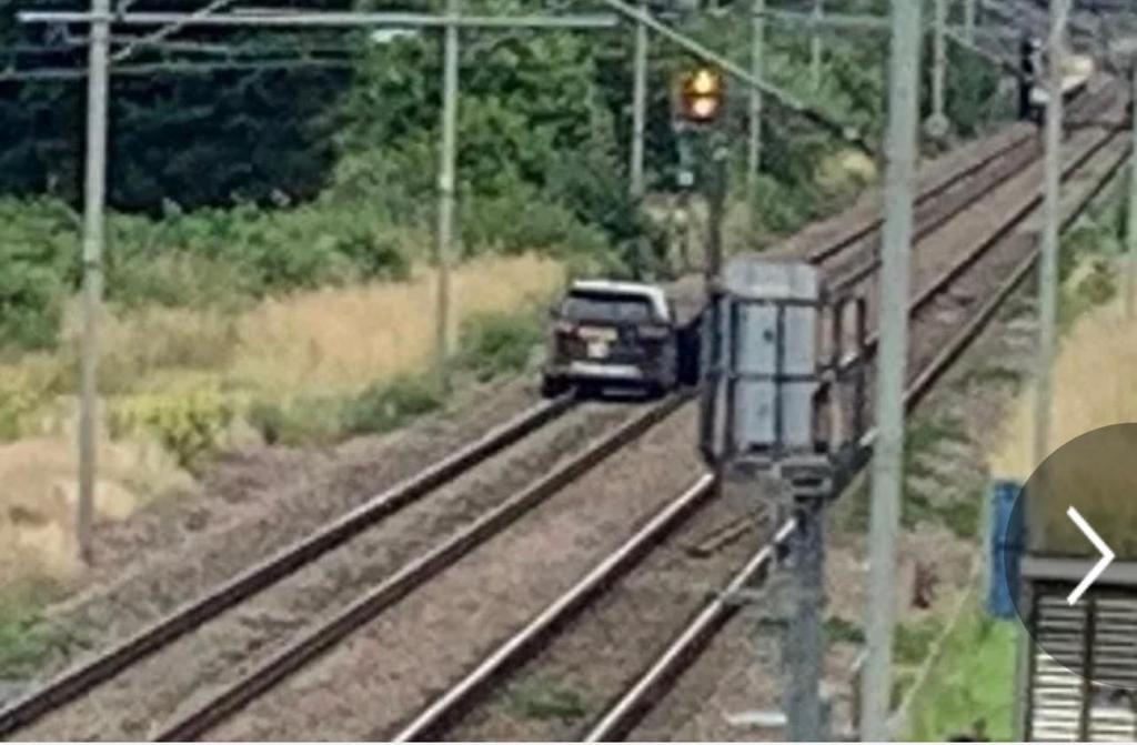 Polisten kaçan ‘çalıntı araba’ Cheshunt tren istasyonunda, tren raylarında terk edildi…