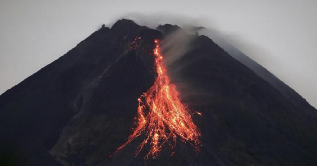 Endonezya’daki Merapi Yanardağı’nda hareketlilik