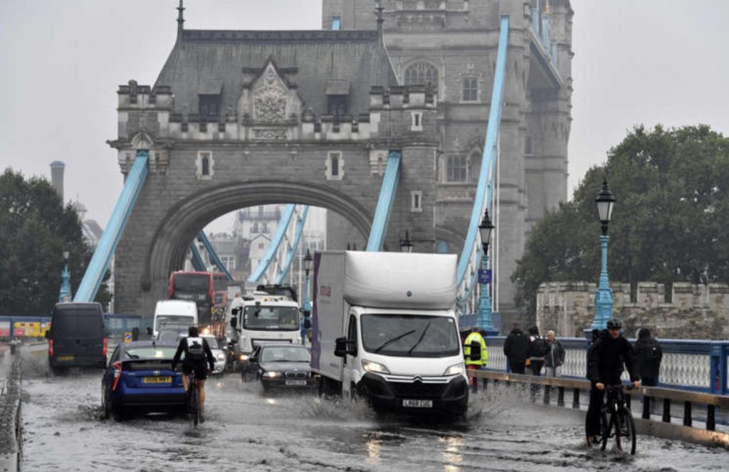 Londra’daki Tower Bridge Köprüsü sular altında kaldı
