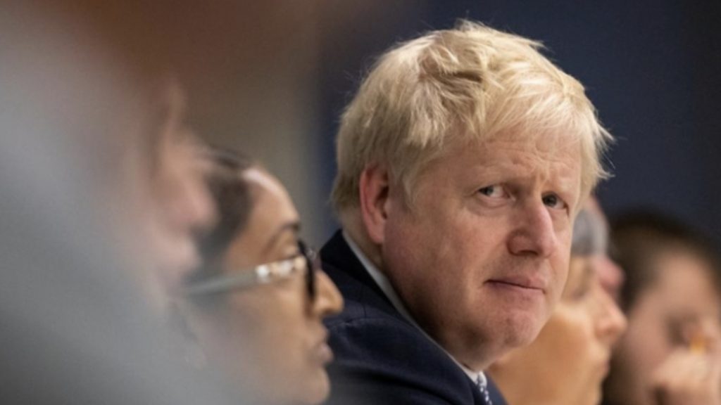 Boris Johnson 3 bakanı görevden aldı