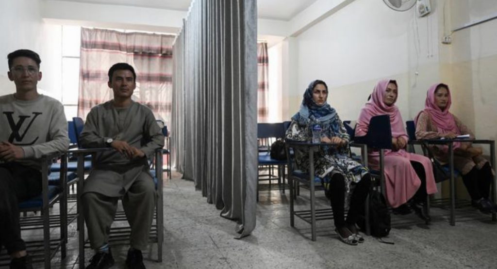 Afgan kadınlar erkeklerle aynı sınıfta okuyamayacak