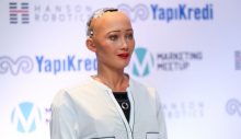 İnsansı robot Sophia anne olmak istiyor