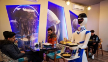 Robotlar, dijital ekrandan yapılan seçimleri müşterilere servis ediyor