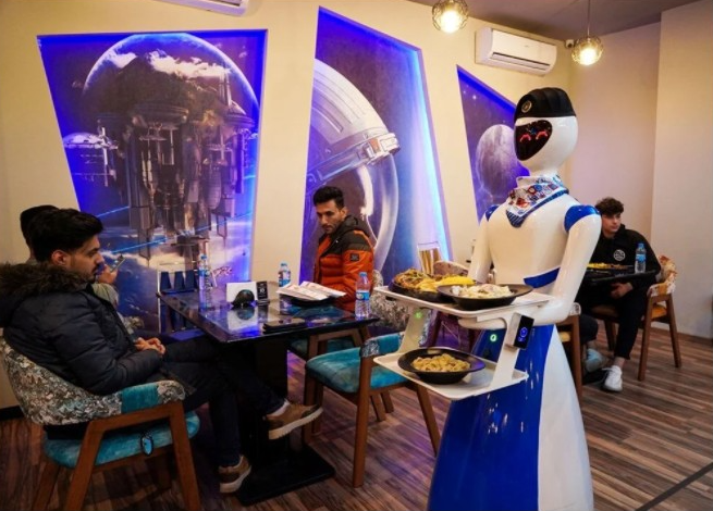 Robotlar, dijital ekrandan yapılan seçimleri müşterilere servis ediyor