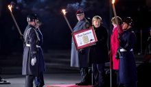 Angela Merkel askeri törenle uğurlandı