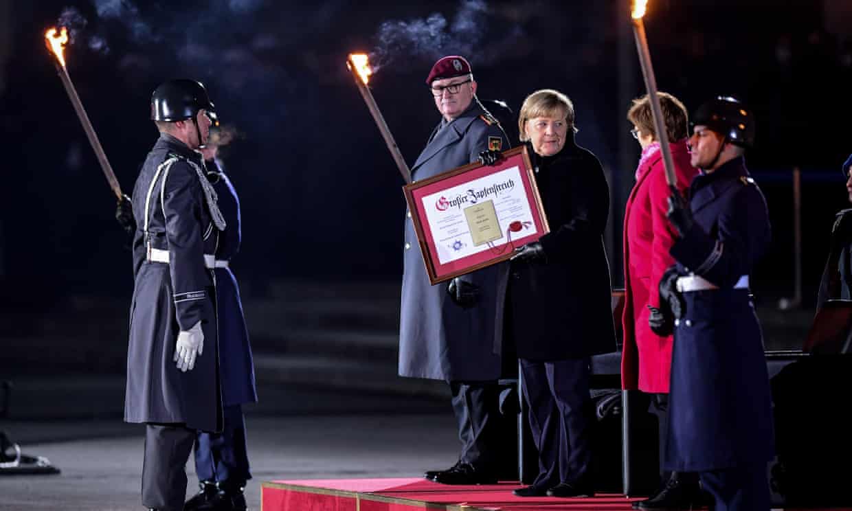 Angela Merkel askeri törenle uğurlandı