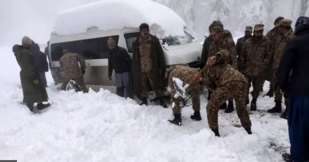 Pakistan’da kar fırtınası yolu kapattı: En az 21 kişi araçlarında öldü